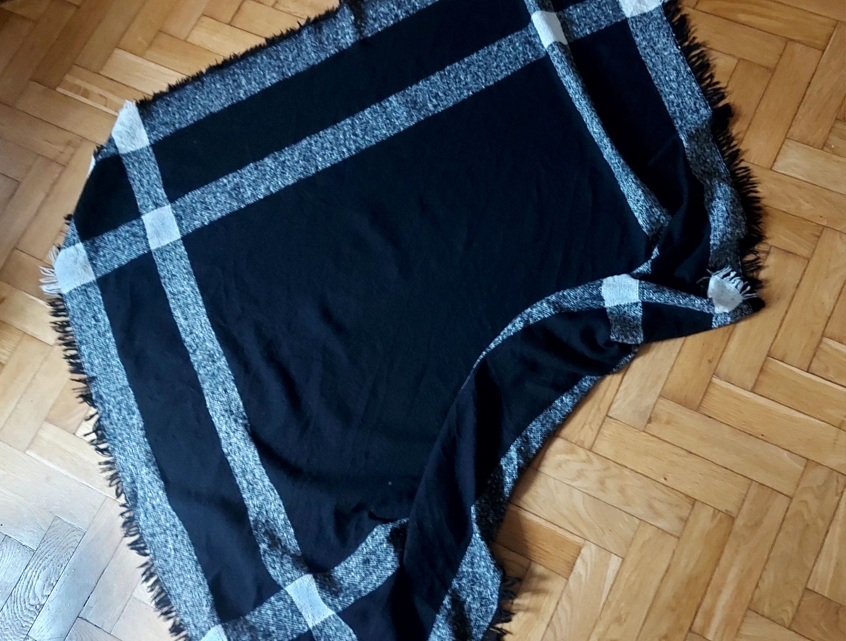 Czarno-biały duży szalik / szal 130 cm, ciepły