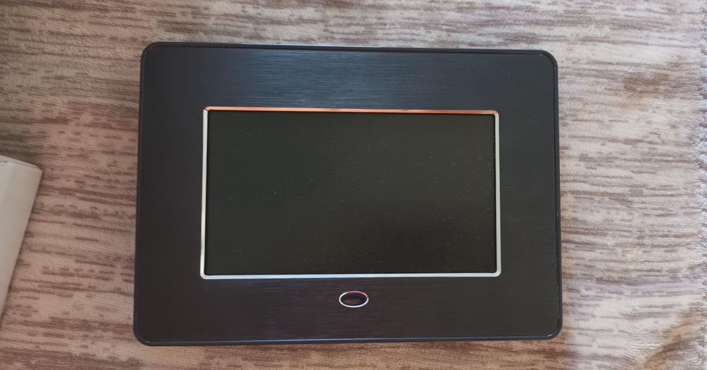 Moldura digital 7" NOVA, ainda na caixa