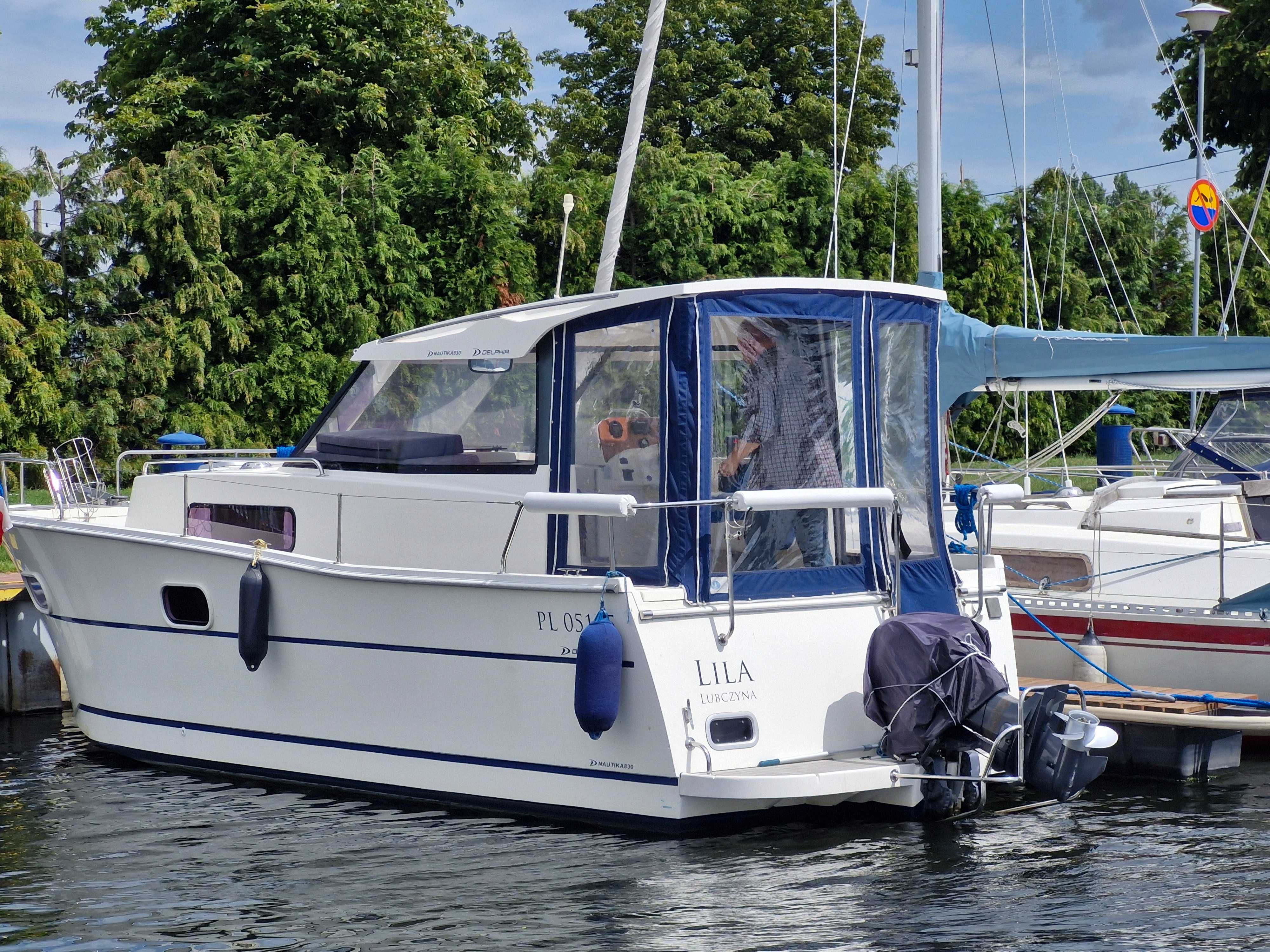 Nautika 830 spacerowy jacht motorowy - bogato wyposażony