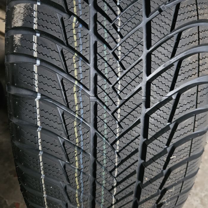 255/55R19 Bridgestone Blizzak LM001