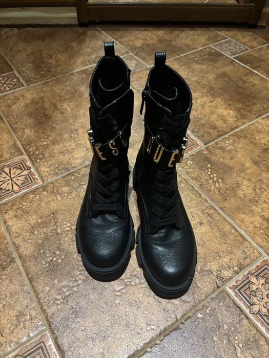 Ботинки фірми Guess