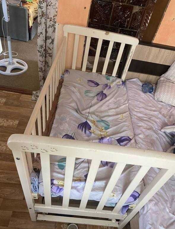 Детская кроватка с маятником в хорошем состоянии + матрасик