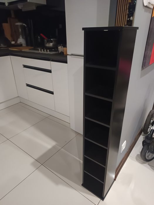 Czarna szafka dobrze byłoby ją odnowić