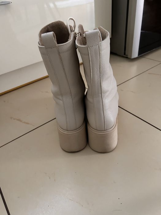 Botki bezowe na koturnie r 39