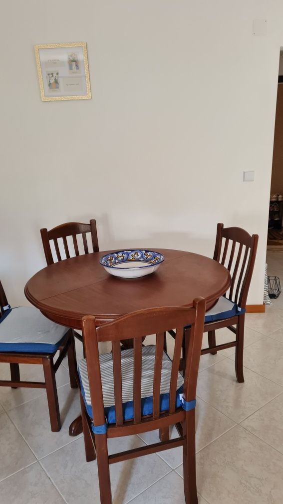 Mesa e cadeiras de madeira maciça