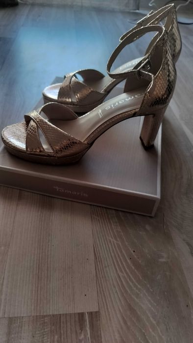 Sandały złote na obcasie Tamaris