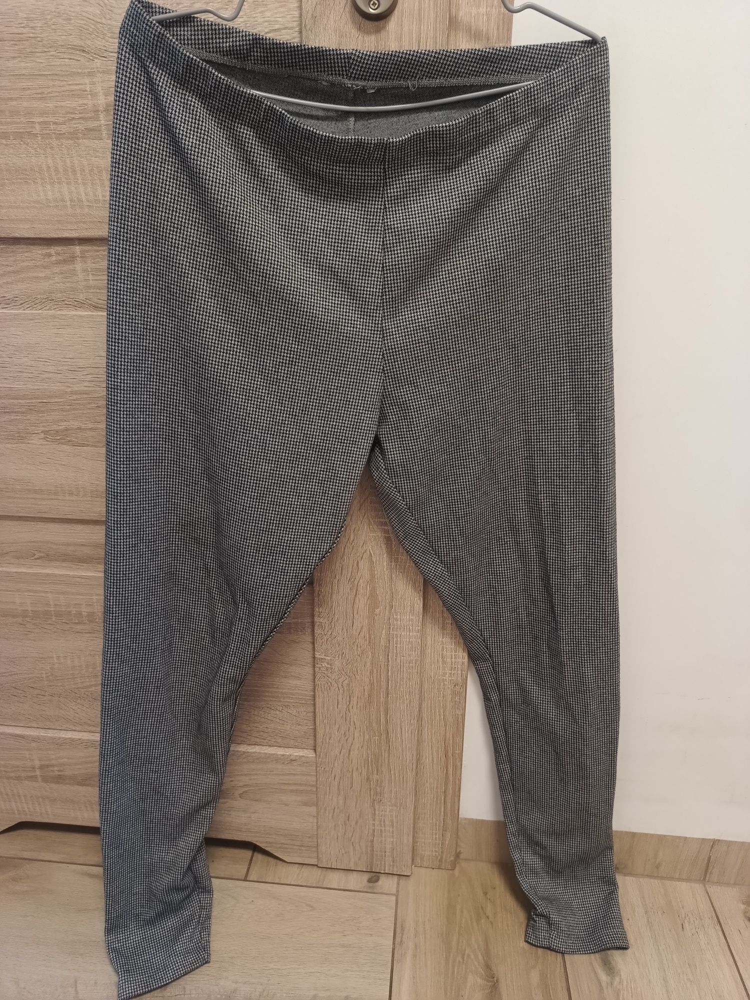 Damskie materiałowe spodnie na gumkę legginsy w ozdobną pepitkę wzór
