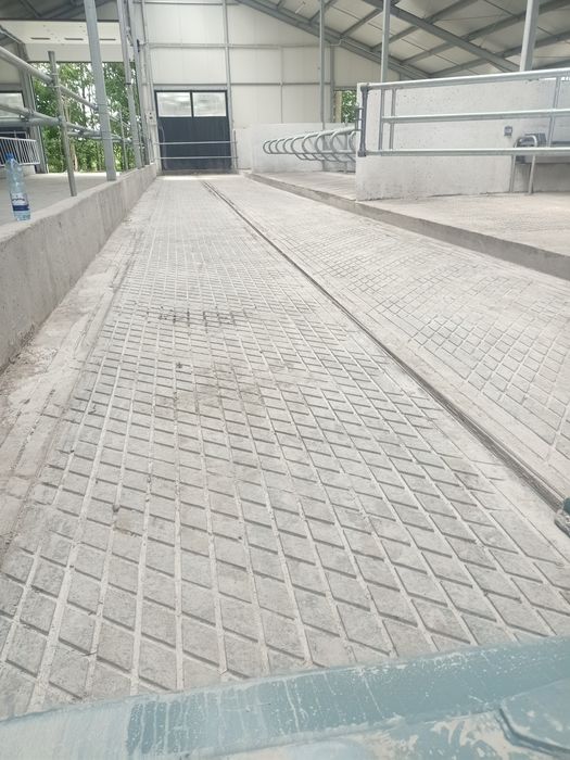 Nacinanie rusztów posadzek w oborach.Najtaniej w kraju