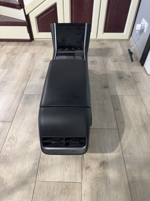 Консоль тесла у tesla y дорест з безпровідною зарядкою