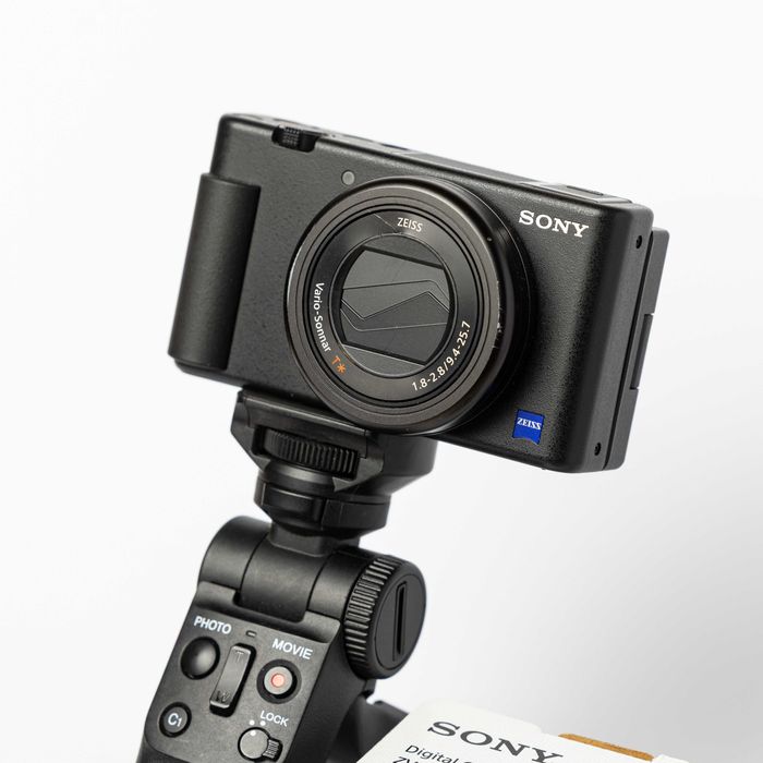 Aparat kompaktowy Sony ZV1 z dodatkowymi bateriami i uchwytem