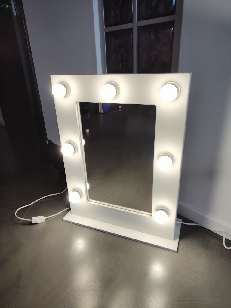 Lustro do makijażu/wizażu z oświetleniem LED