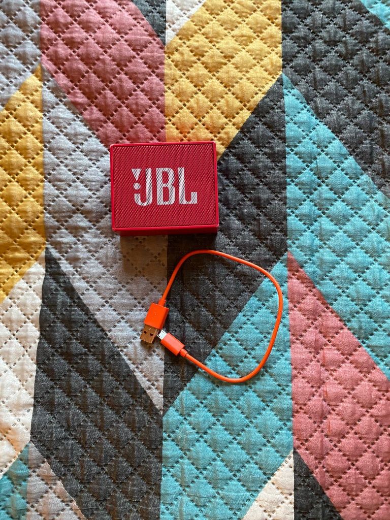 Coluna JBL vermelha