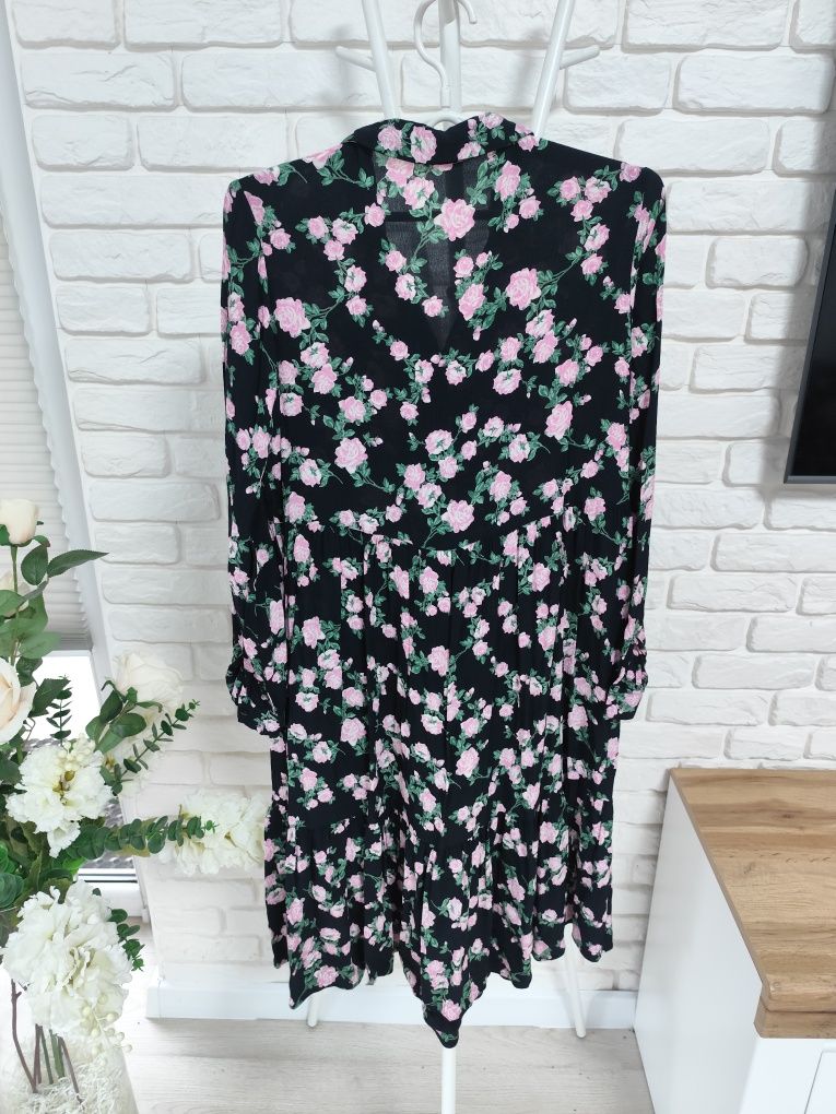 Czarna sukienka w kwiaty Pieces rozmiar S