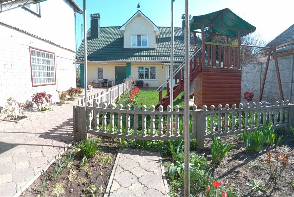 Приміщення для бізнесу з бізнесом і будинком.