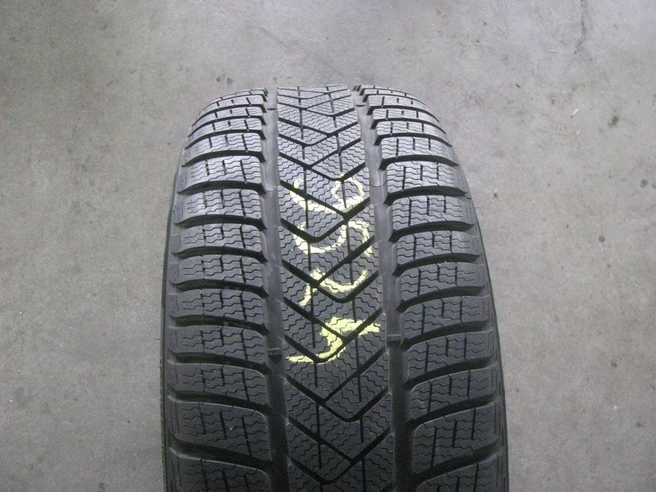 Opona zimowa Pirelli Winter SottoZero 3 235/45R18 98 V