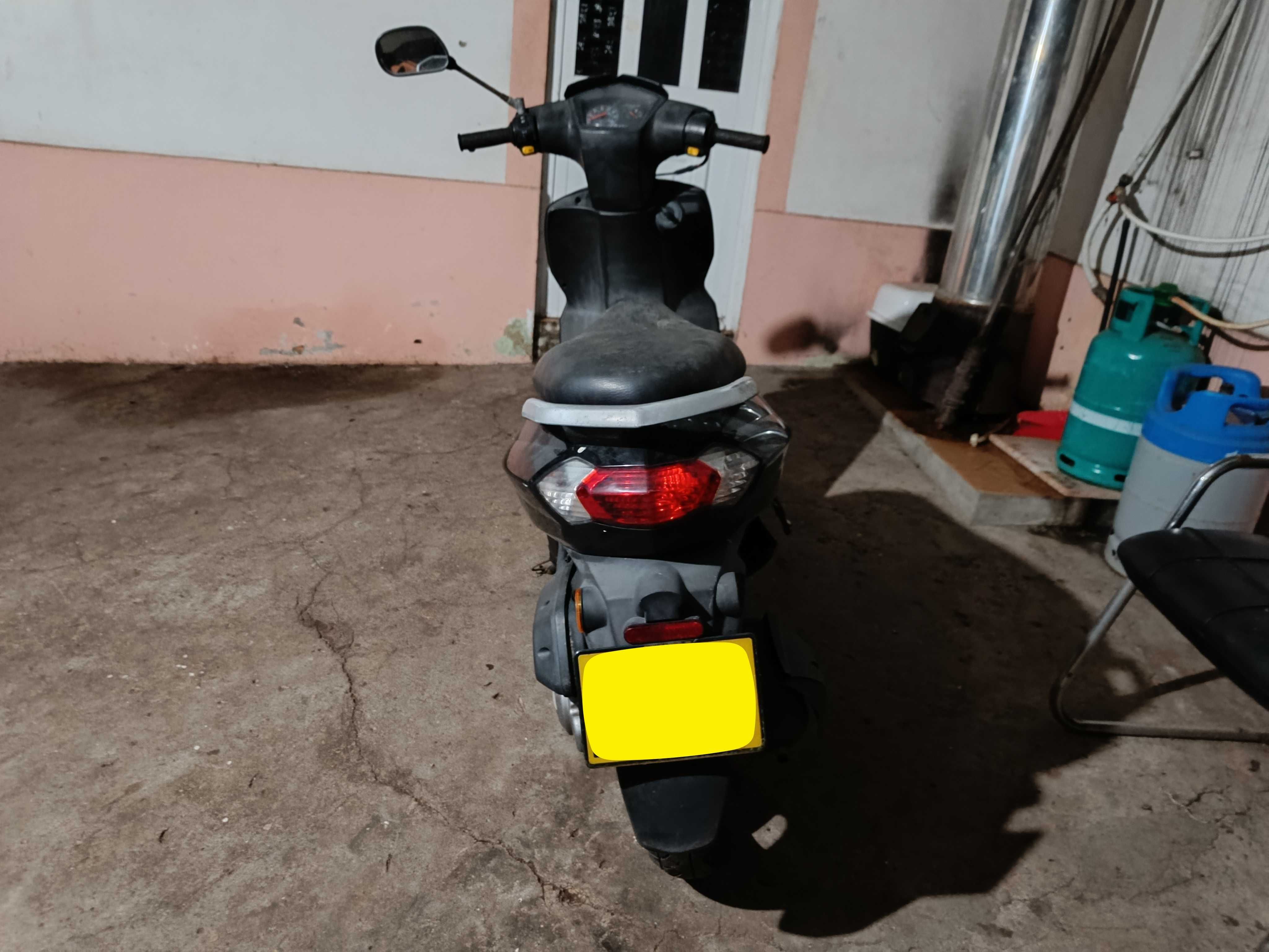 Peugeot Kisbee 4T avariada