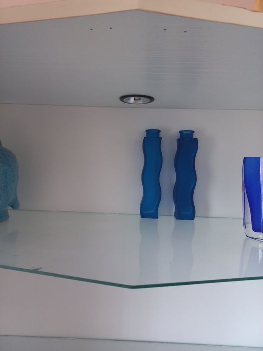 Szafka   z szklanymi półkami