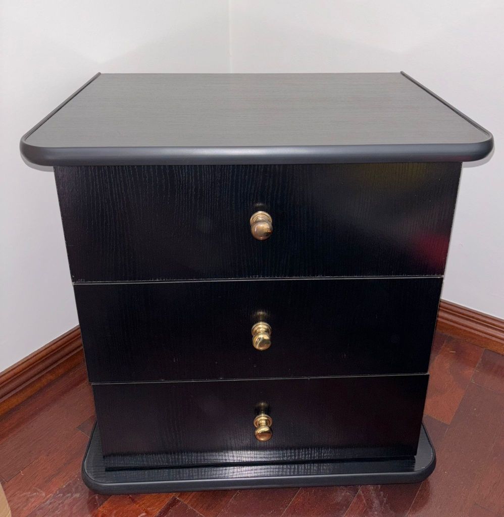 Mobilia de quarto em tons pretos