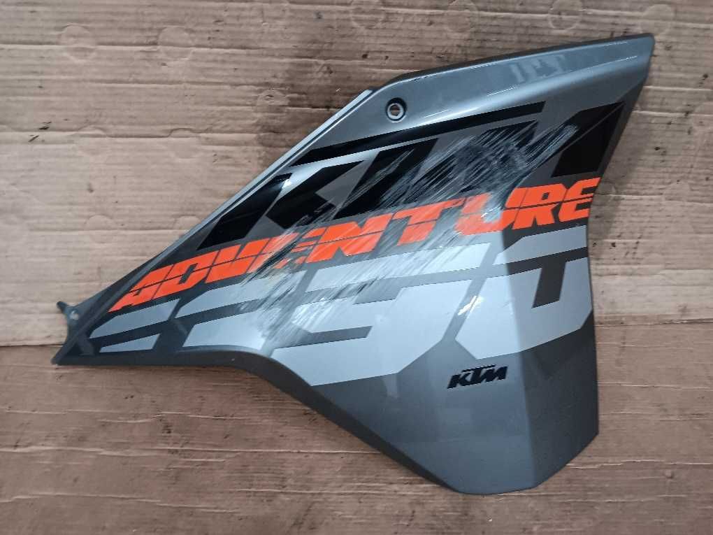 Carenagem direita do depósito KTM 1050 / 1090 / 1190 Adventure