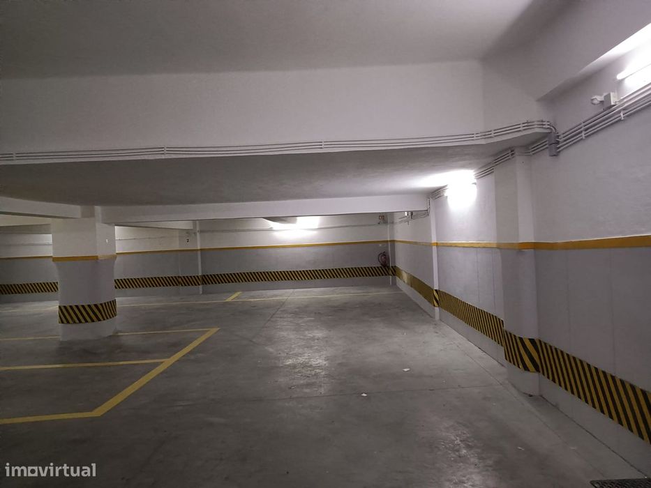 Garagem com 435 m² para 20 viaturas – Rua Duque de Palmela, Lisboa