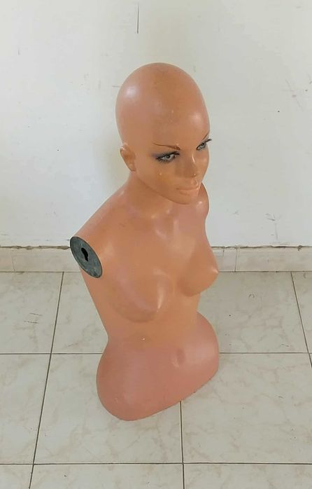 Manequim Feminino em Fibra (Antigo)