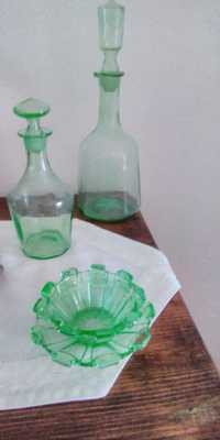 garrafa de vidro e copo, taça antigos