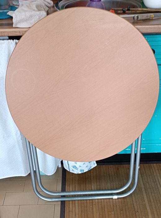 Mesa e cadeira rebatíveis