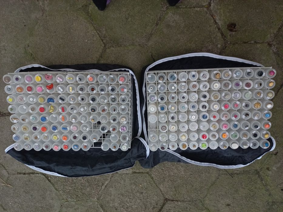 Dwa ekspozytory na guziki