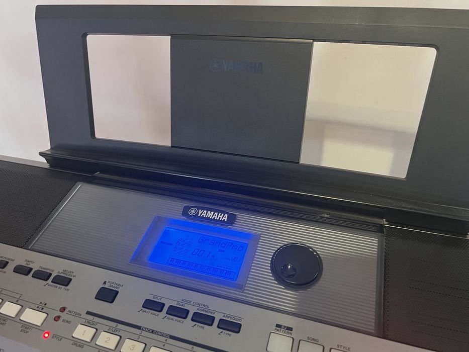 Vende-se piano YAMAHA E443