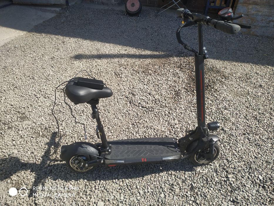 Продам єлектросамокат з сидінням пробіг 222 км.