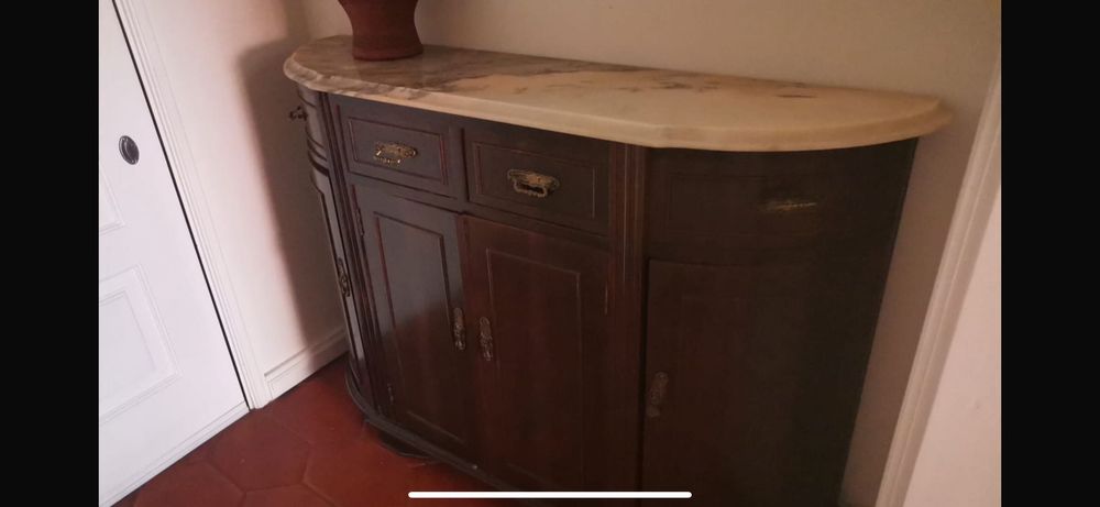 Armário em madeira e mármore