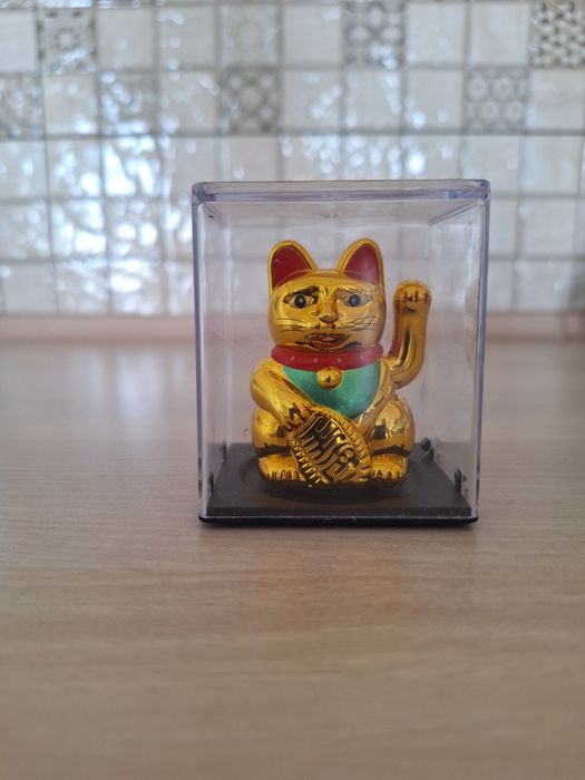 МАНЕКІ НЕКО, кіт махає лапою