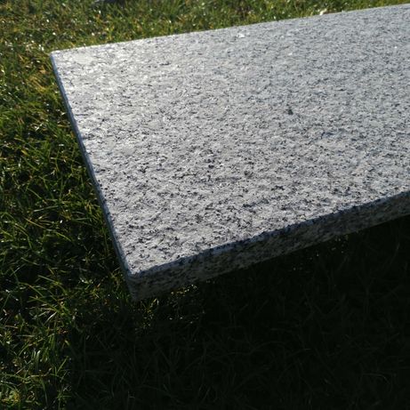 Stopnica lub parapet granitowy (134 cm x 33,5 cm x 3,5 cm)