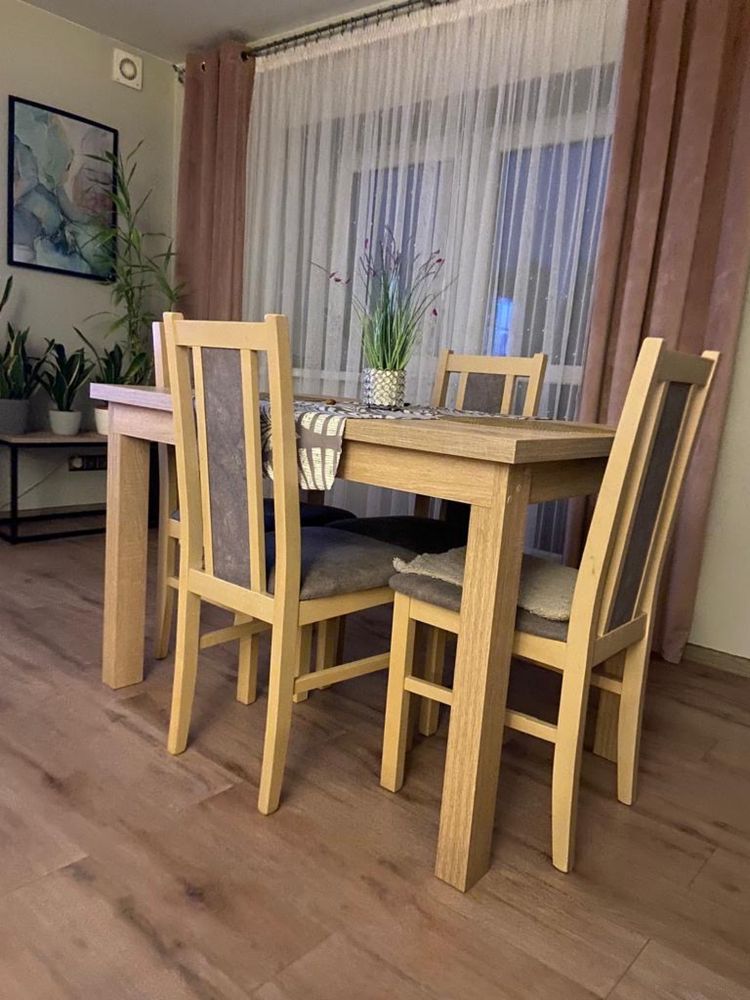 Stół z 4 krzesłami
