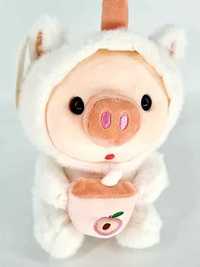 Pluszowa zabawka maskotka świnka w ubranku nowa