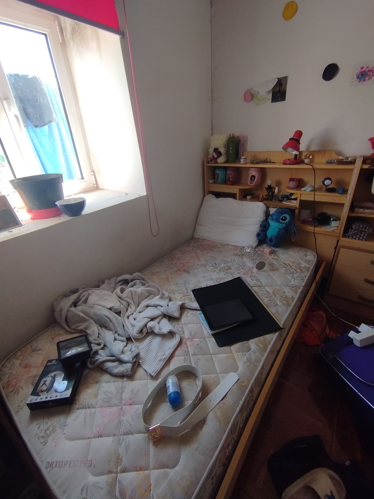 Cama e messa de secretária com arrumação