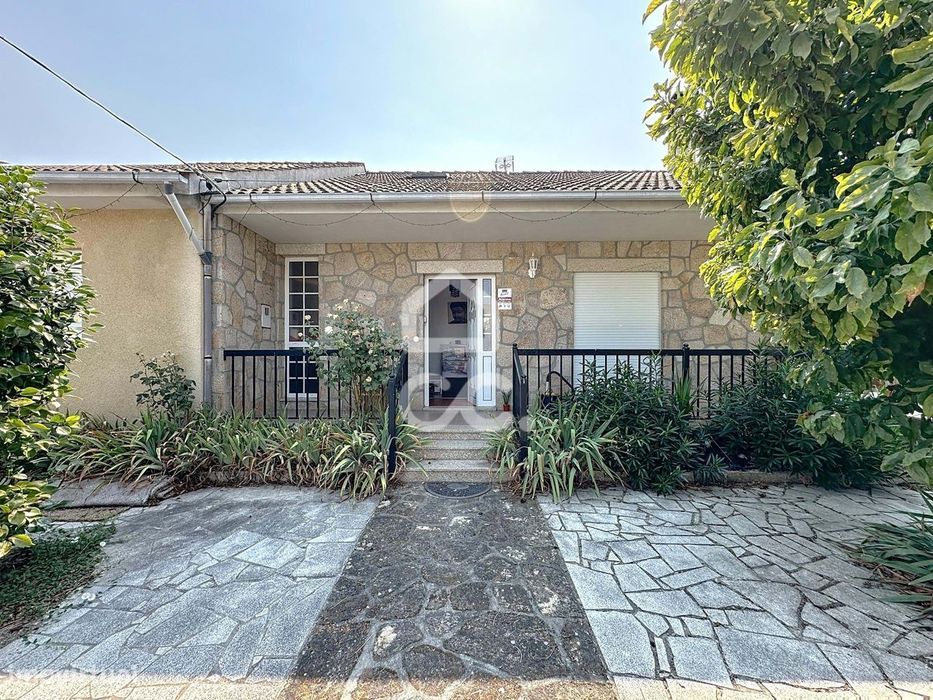 Moradia isolada, com terreno envolvente com Churrasqueira e garagem