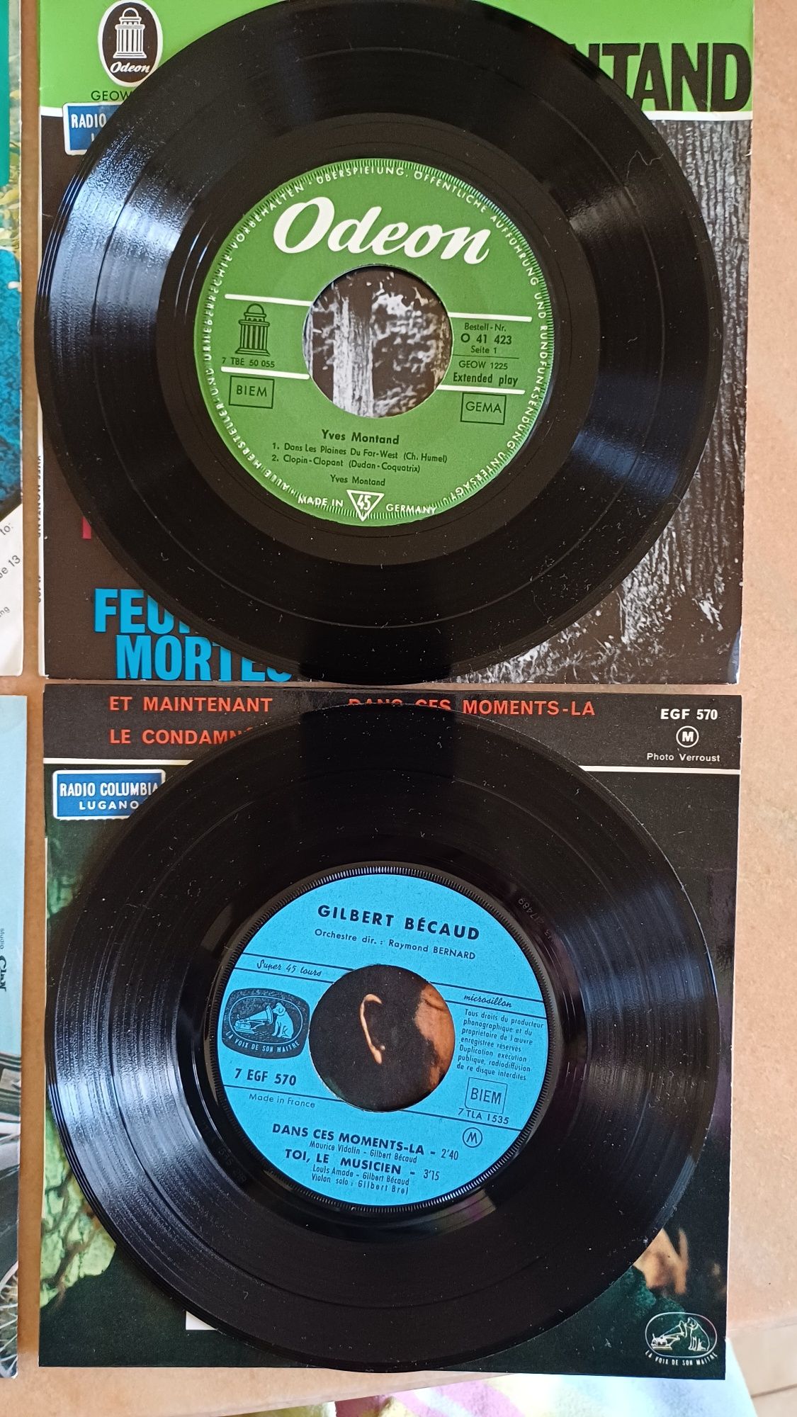 4 single vinyl . Y.Montand,The Bee Gees, Gilbert Becaud, Adriano Celen