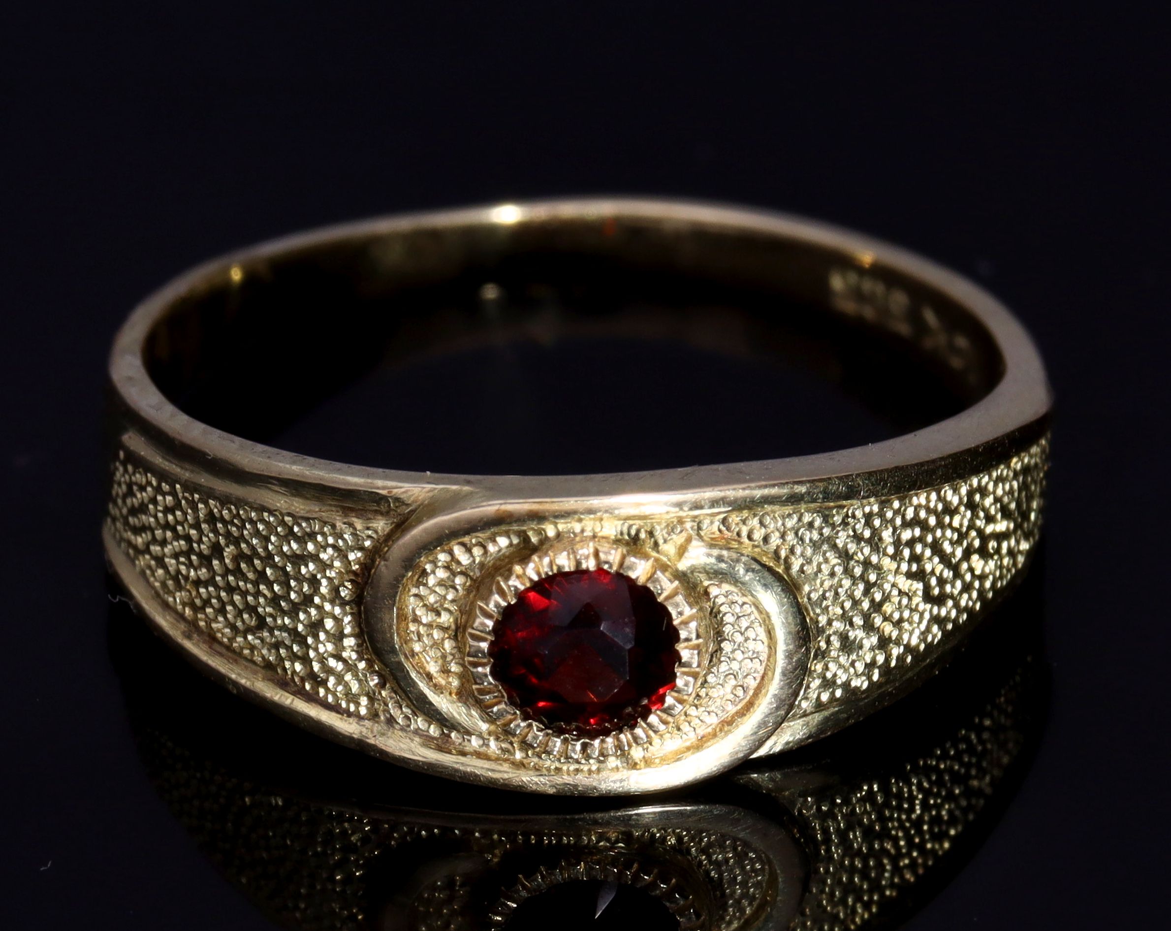 Złoty pierścionek z granatem p.585