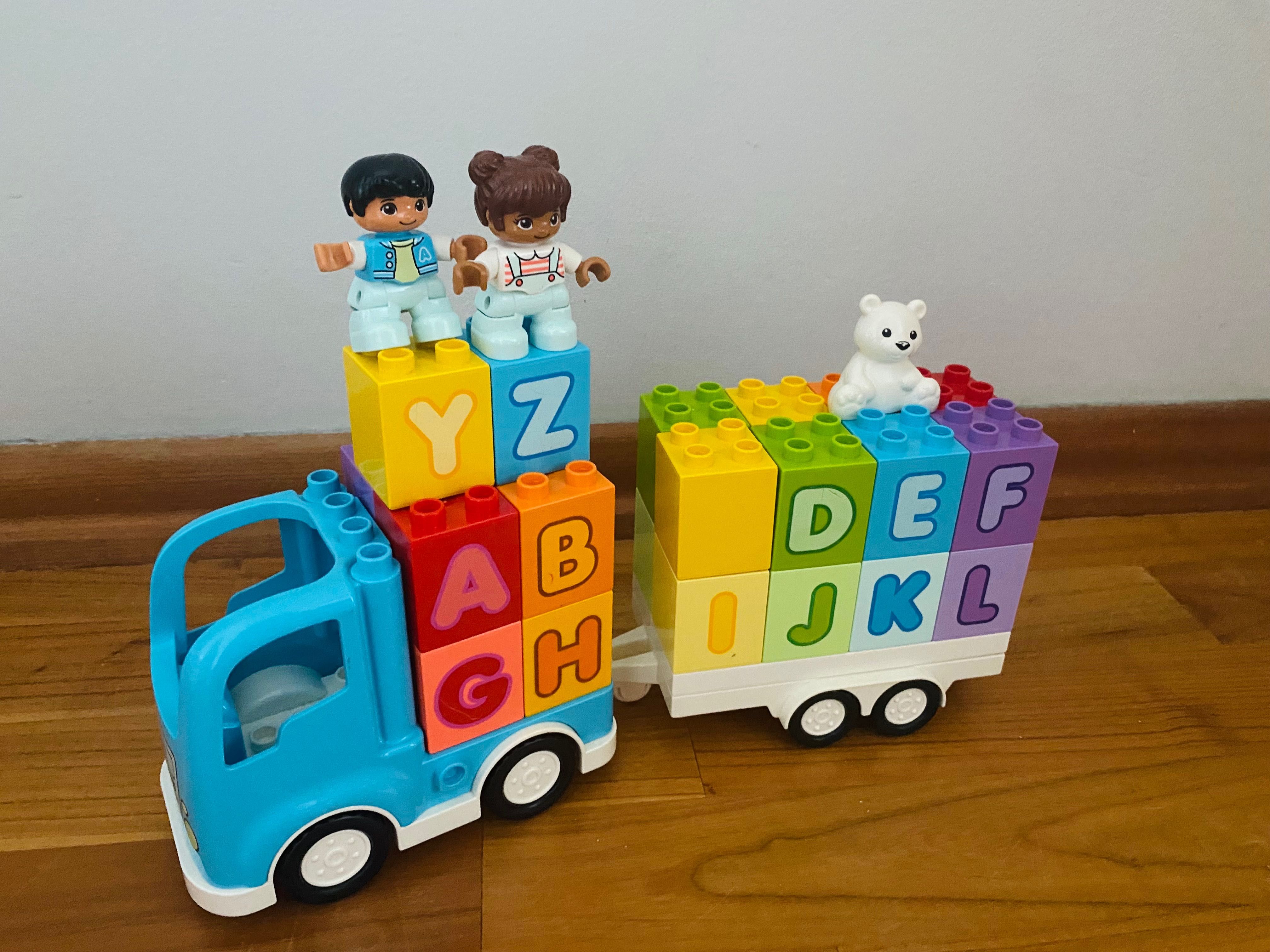 Lego duplo. Auto z literkami
