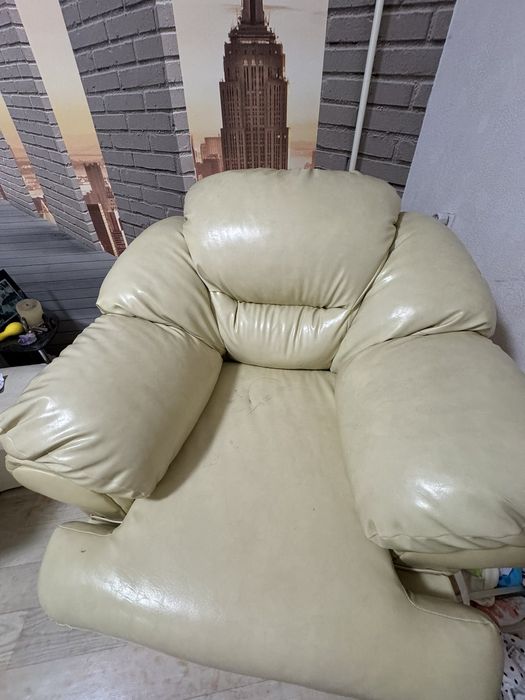 Диван кожаный с креслом