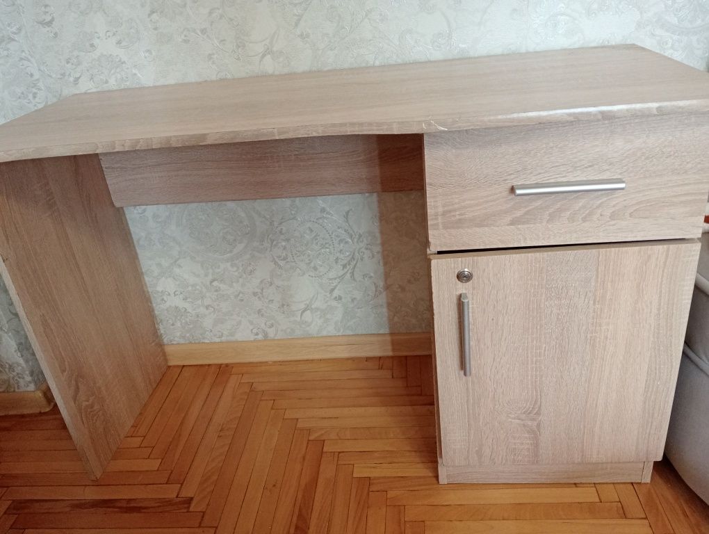 Продам дешево мебель: столи, комоди