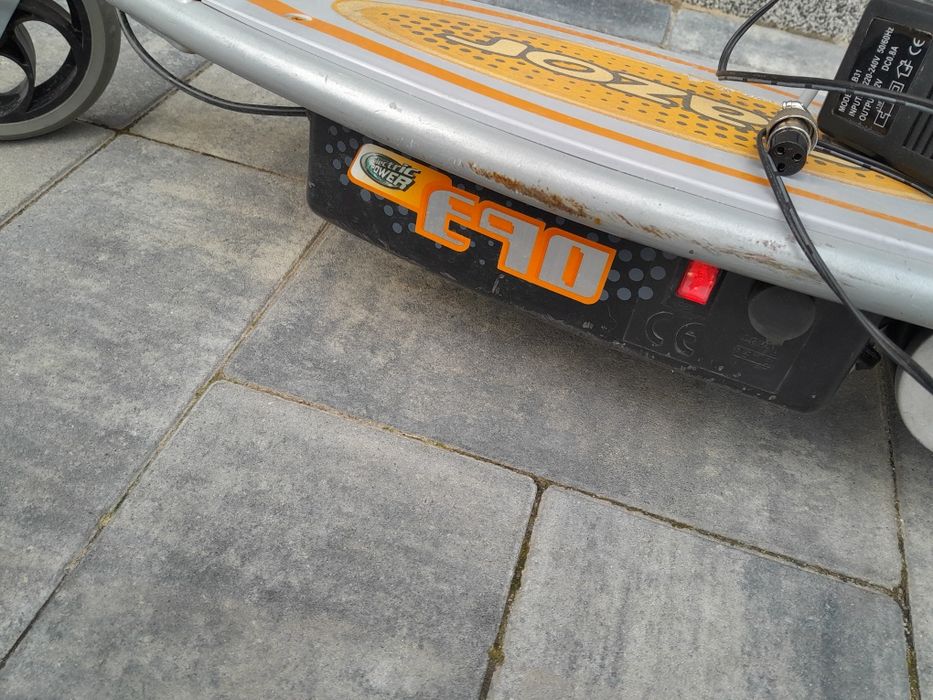 Hulajnoga elektryczna Razor E90 srebrna