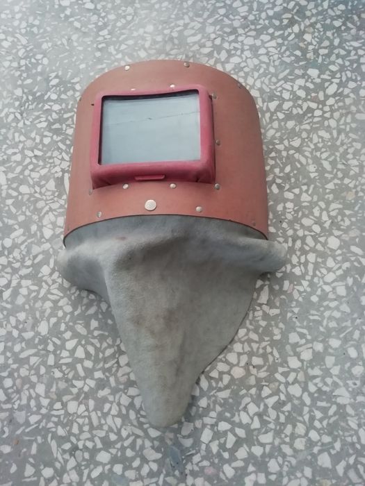 nieużywana  maska spawalnicza pochodząca z czasów PRLu