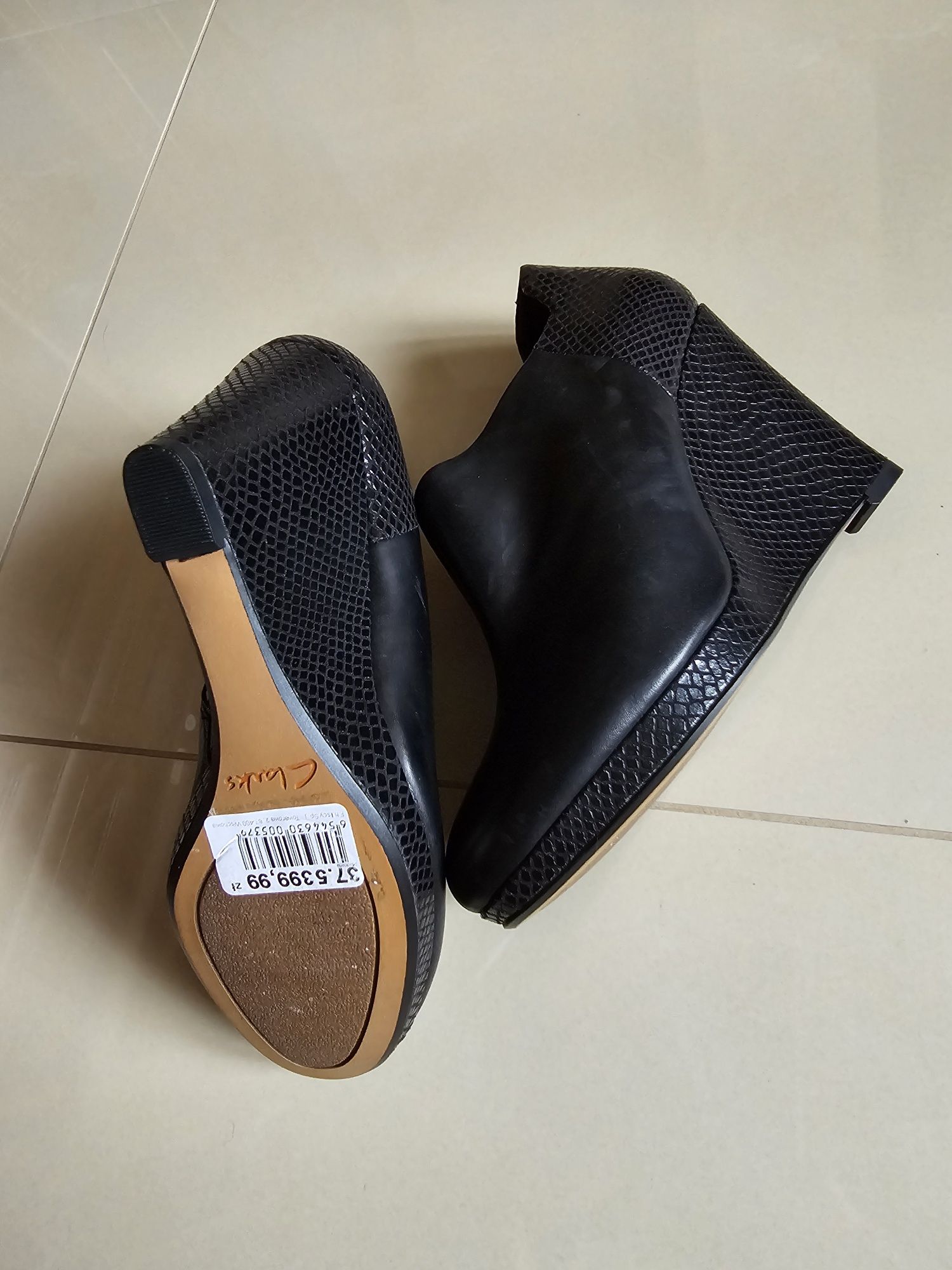 Czółenka . botki Clarks 37,5 na koturnie, skóra NOWE