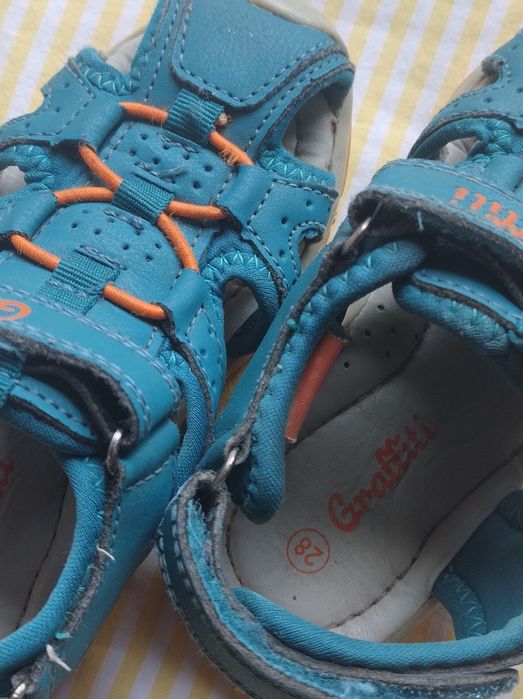 Sandały z zakrytymi czubkami Graffiti Roz 28