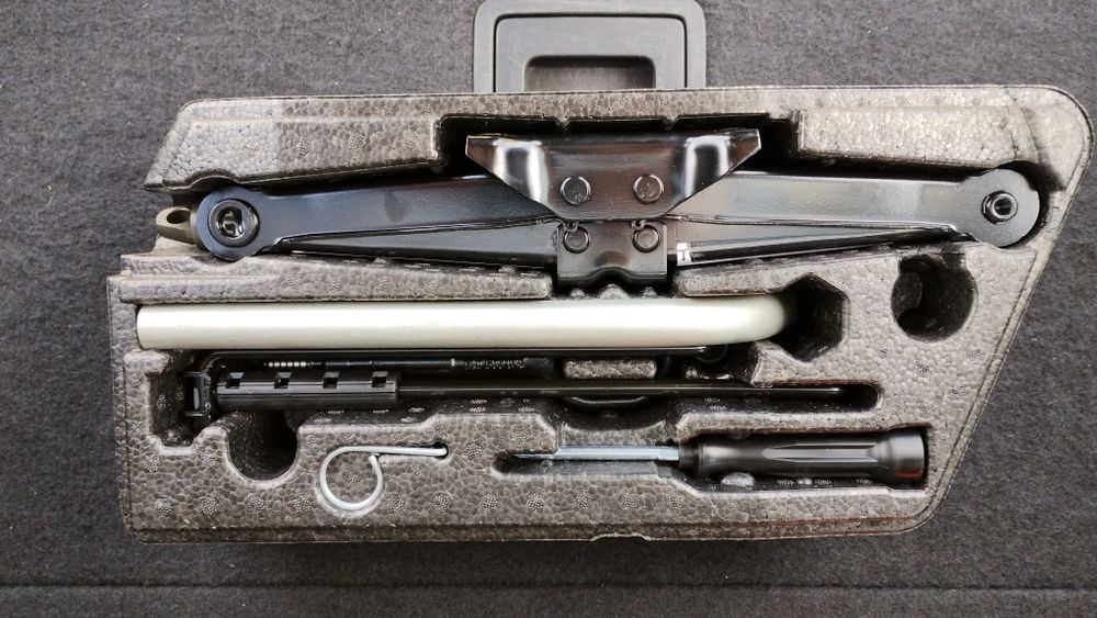 Podnośnik, klucz do kół i koło 205/55 R16 do VW Golf Variant 7