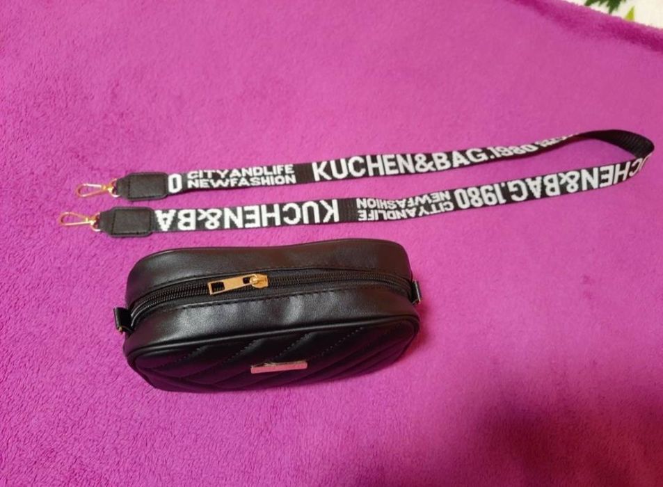 Жіноча сумочка з не регульованою шлейкою.