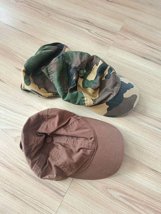 Dwie czapki z daszkiem dla chlopaka