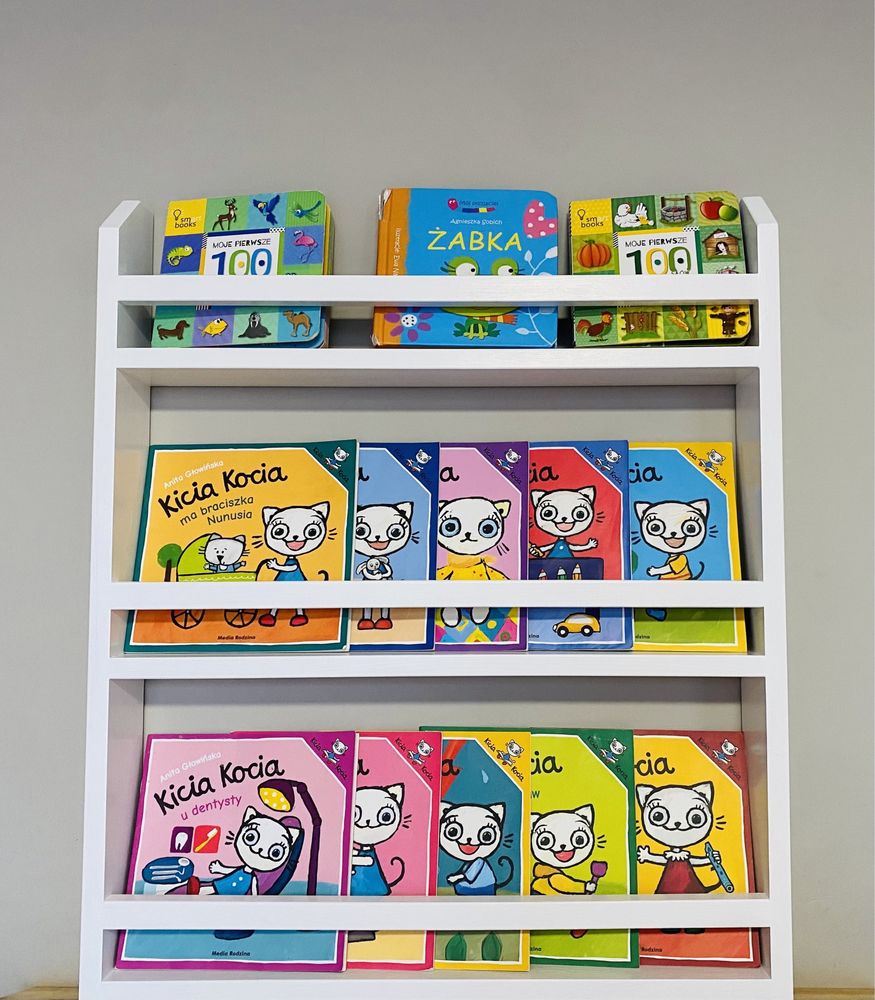 Biblioteczka drewniana do pokoiku dziecięcego